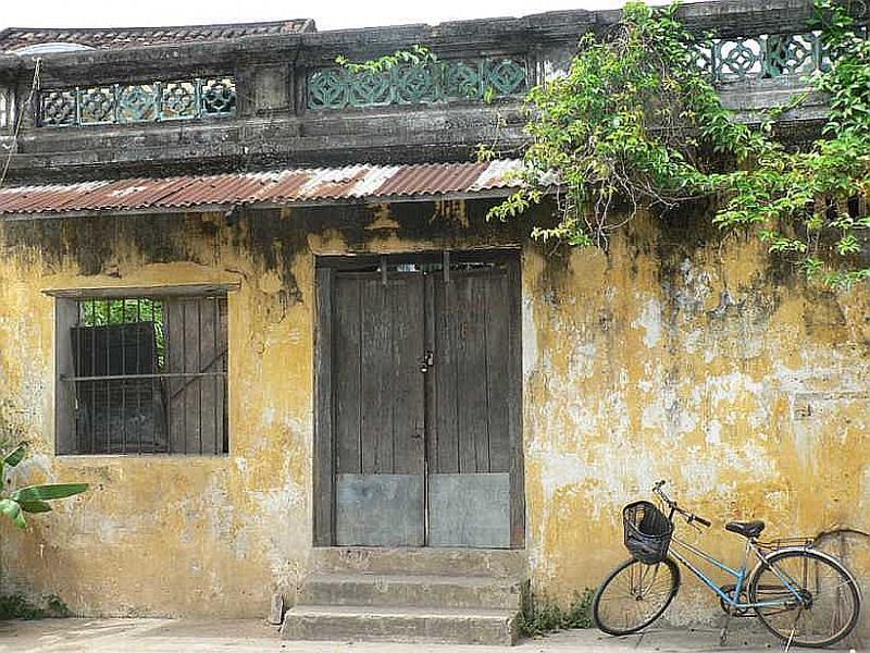 Hoi An's fascinating walls