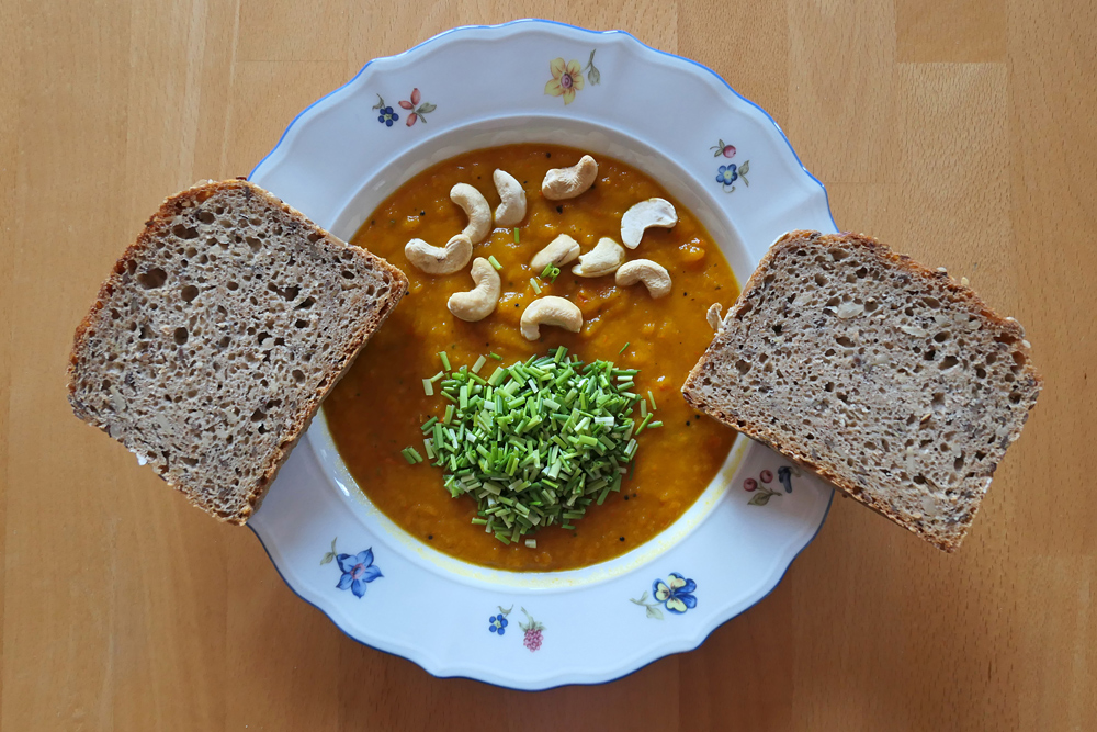 Hokkaidosuppe, Cashew, Schnittlauch und Prümtaler Brot