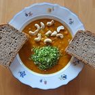 Hokkaidosuppe, Cashew, Schnittlauch und Prümtaler Brot