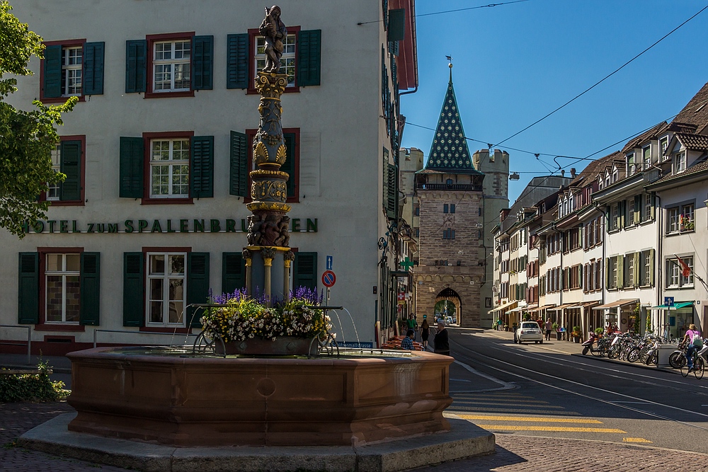 Holbeinbrunnen und Spalentor