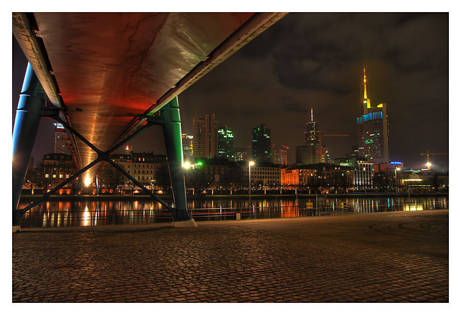 Holbeinsteg und Mainufer HDR + TM