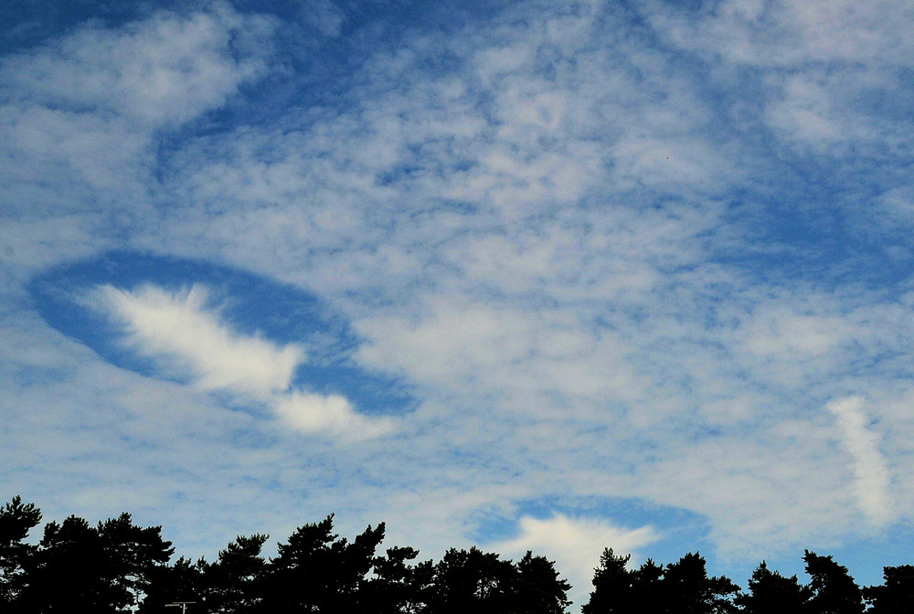 Hole Punch Clouds #1, Kornkreise?