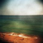 Holga in Portugal am Strand, der nicht ganz so rot war, aber fast