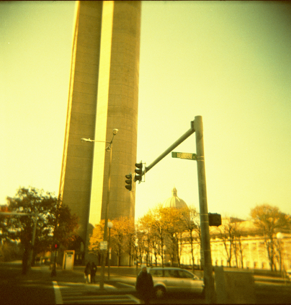 Holga trifft einen zu hohen, schiefen Doppelturm mit Ampel