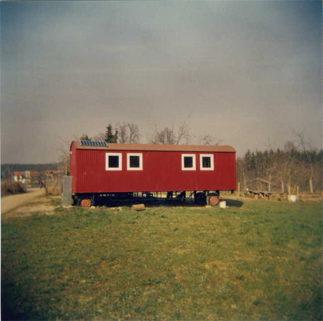 **Holga trifft mittigen roten Bauwagen mit mittigem Horizont**