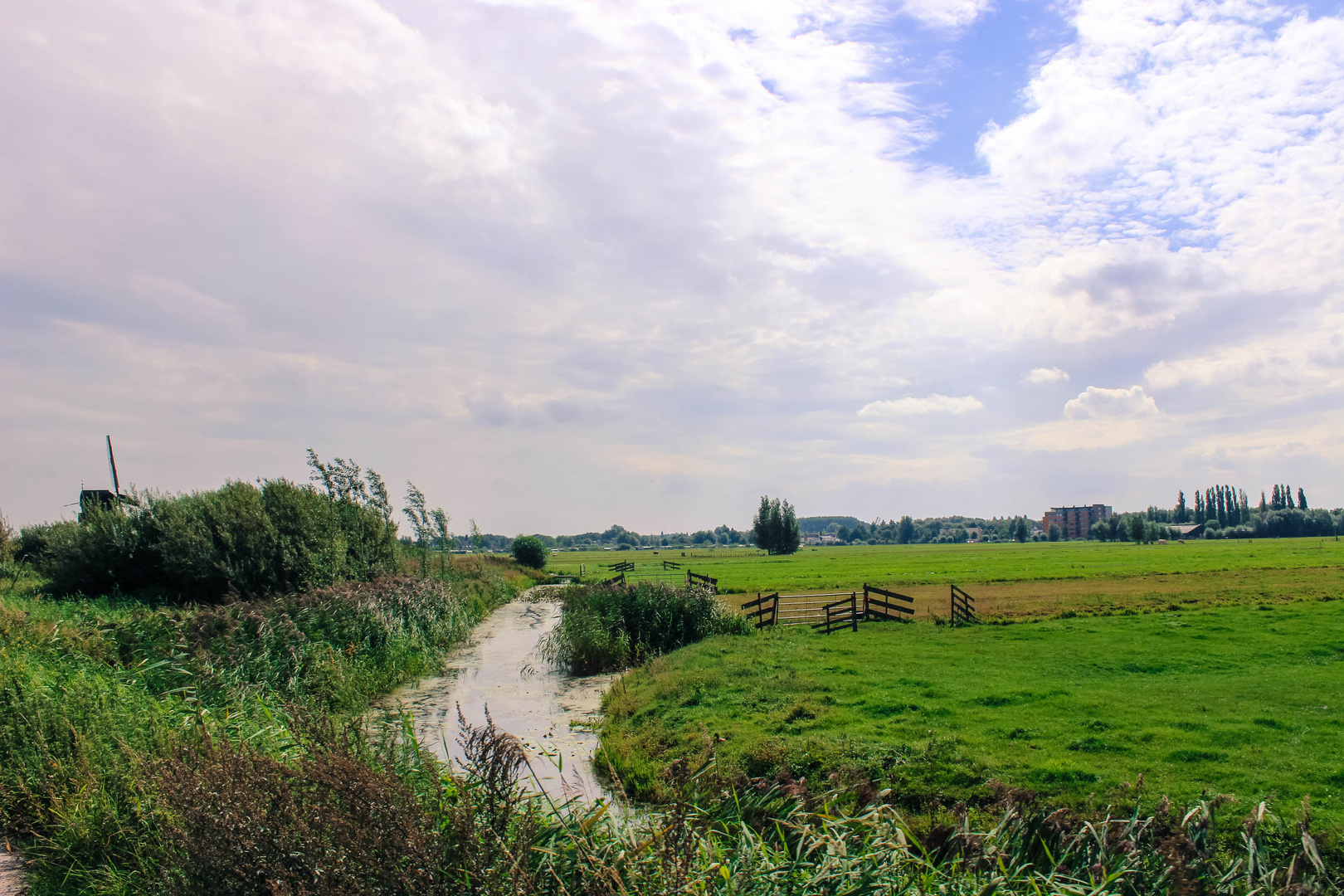 Holländische Landschaft bei den Windmühlen von Kinderdijk