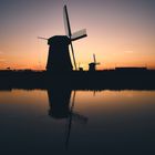 Holländische Mühlen bei Sonnenutnergang