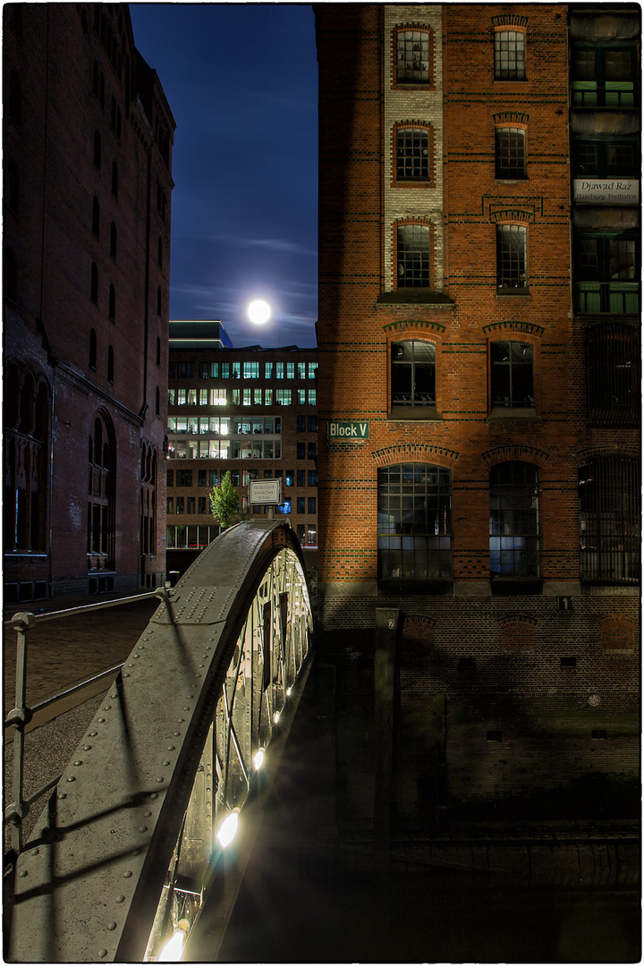 Holländischer-Brookfleet-Brücke mit Vollmond - Speicherstadt