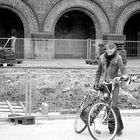 Holländisches Mädchen mit Fahrrad vor Baustelle vor Kirche