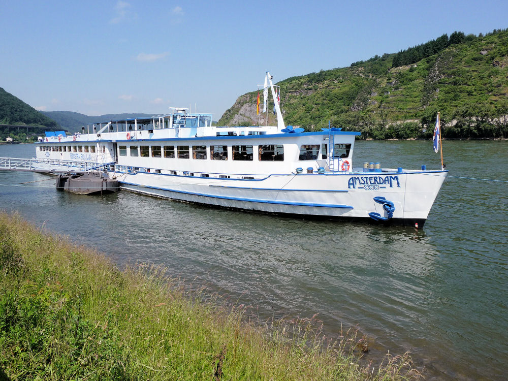 Holländisches Passagierschiff auf dem Rhein bei Andernach