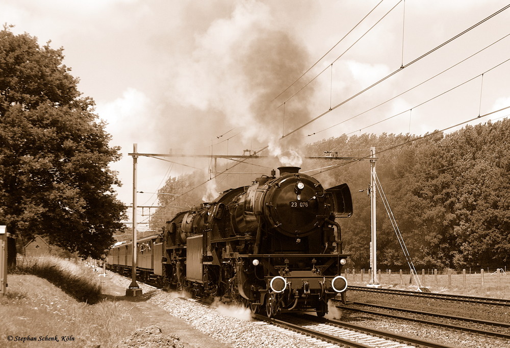 Holland ; 23 076+071 mit Sonderzug im Nachbarland ; 1970 (?)