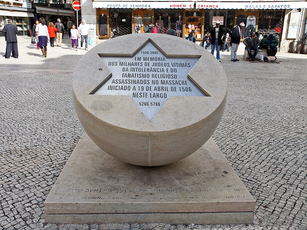 Holocaust-Denkstein auf dem Platz Largo de Domingos in Lissabon.
