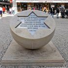 Holocaust-Denkstein auf dem Platz Largo de Domingos in Lissabon.