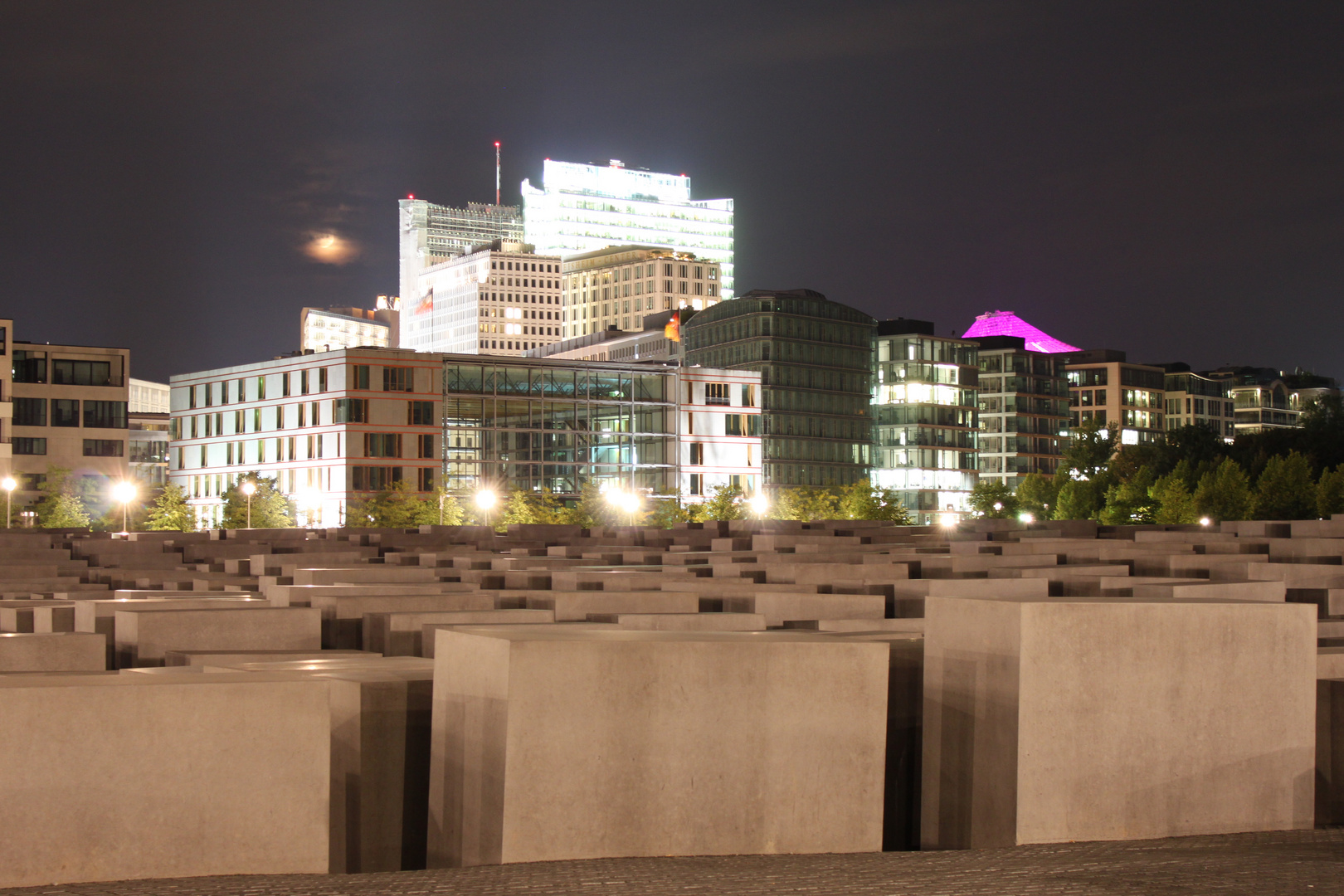 Holocaust-Mahnmal bei nacht