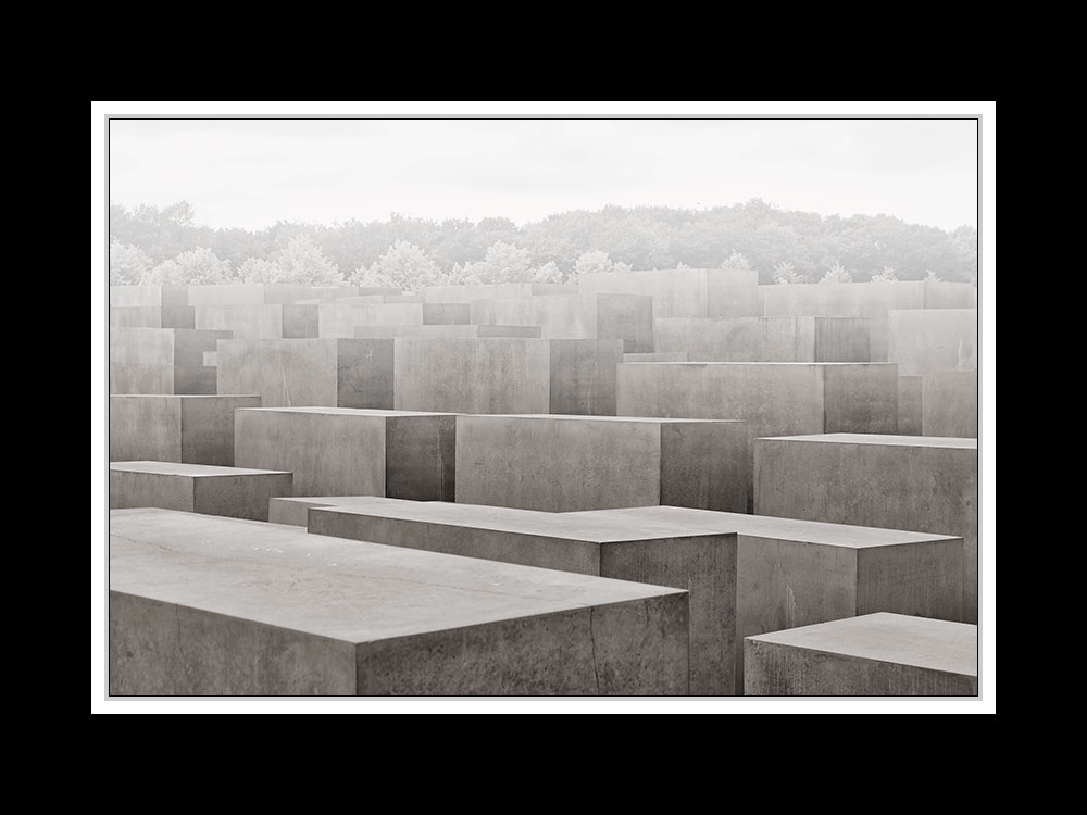 Holocaust-Mahnmal grau in grau