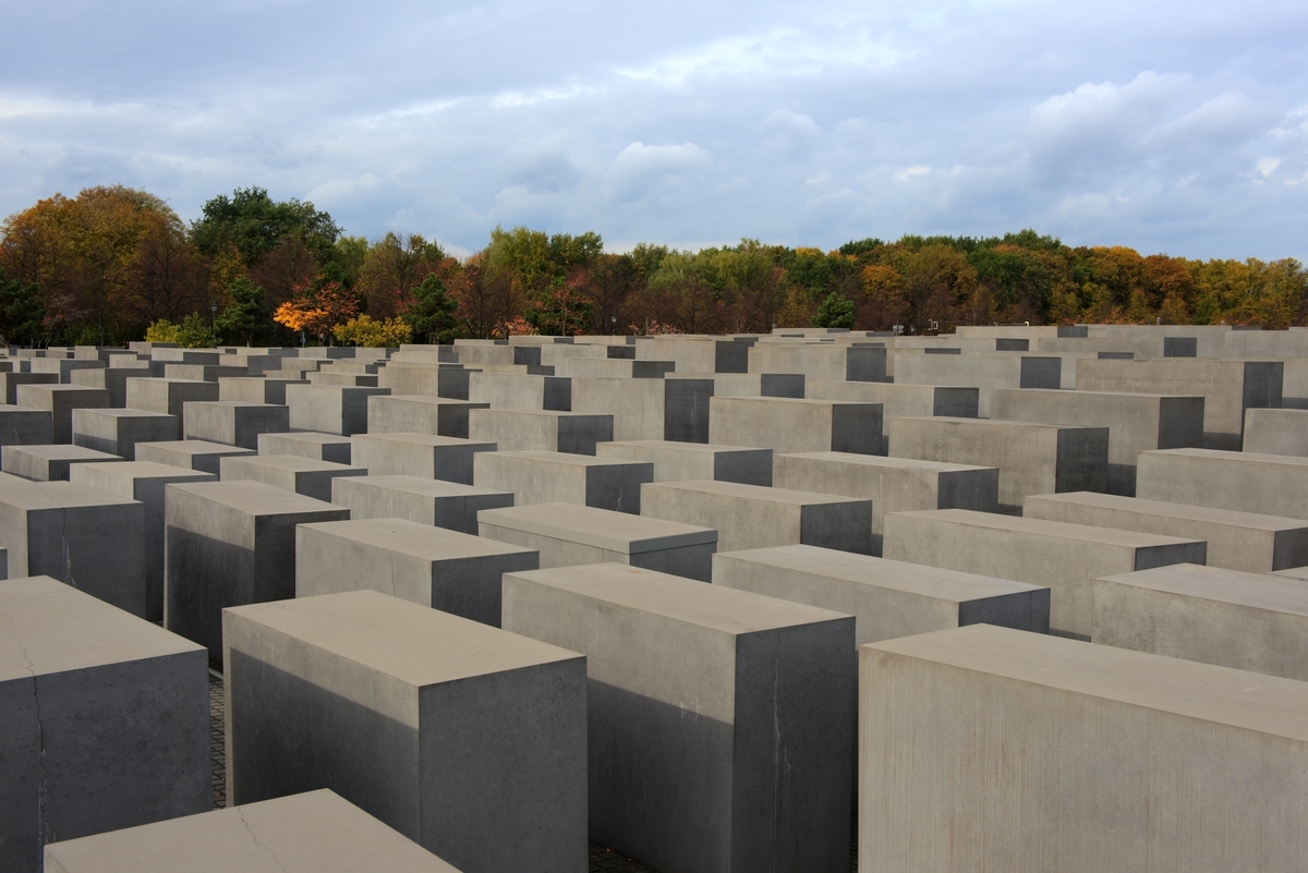 ~ Holocaust-Mahnmal im Herbst ~