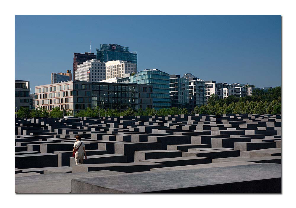 Holocaust-Mahnmal mit den Hochhäusern des Potsdamer Platz im Hintergrund