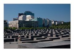 Holocaust-Mahnmal mit den Hochhäusern des Potsdamer Platz im Hintergrund