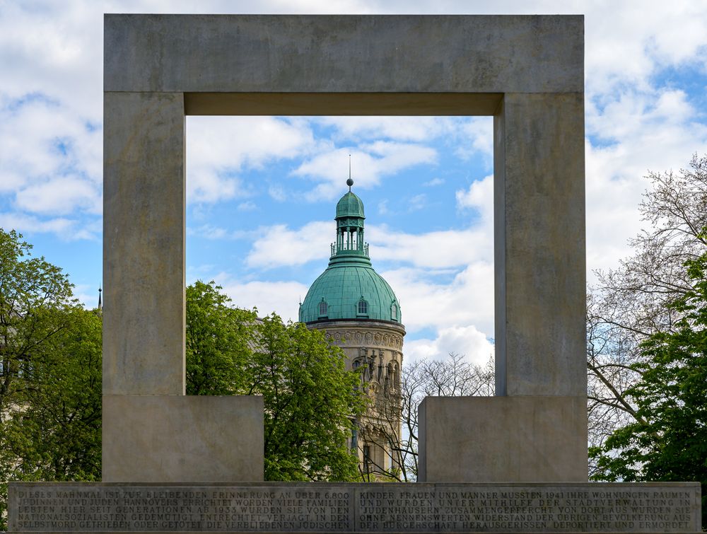 Holocaustmahnmal mit Blick auf das Gebäude der  Deutschen Bank