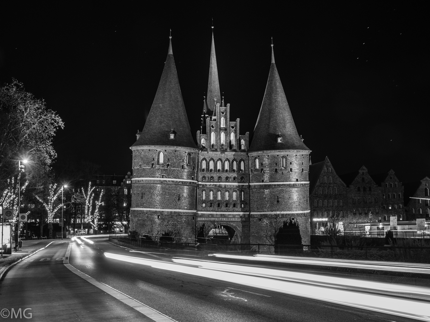 Holstentor bei Nacht