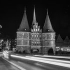 Holstentor bei Nacht