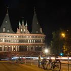 Holstentor bei Nacht