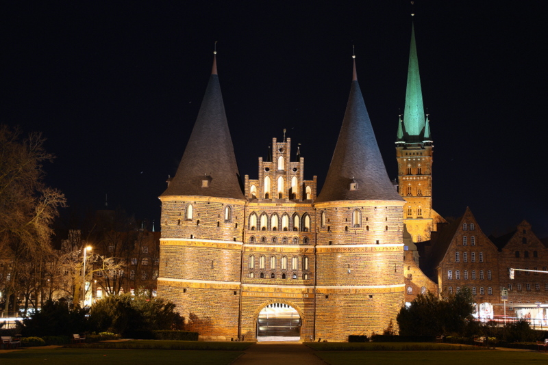 Holstentor bei Nacht