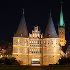 Holstentor bei Nacht