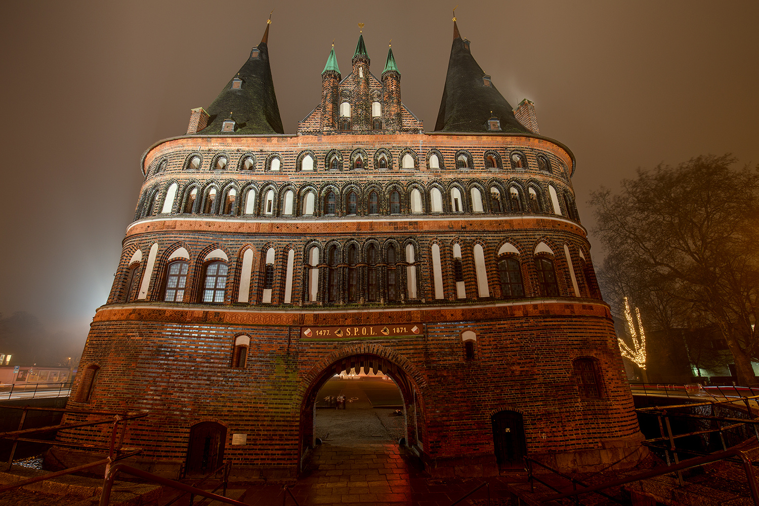 Holstentor bei Nacht