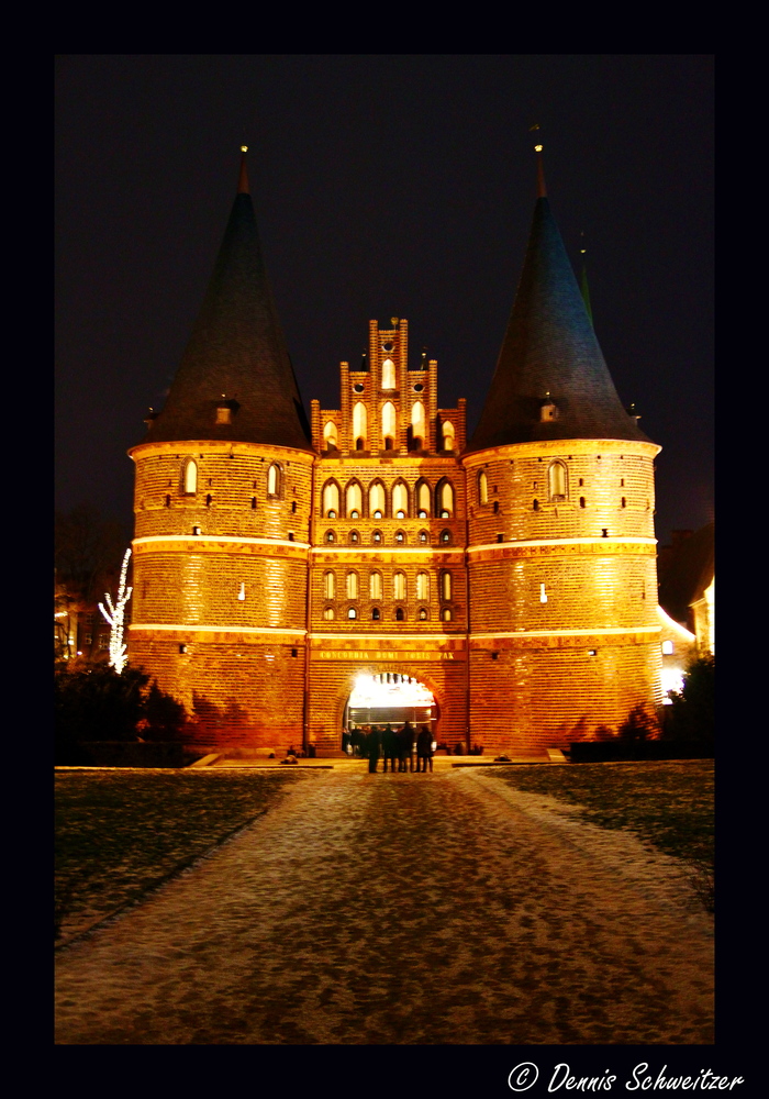 Holstentor bei Nacht