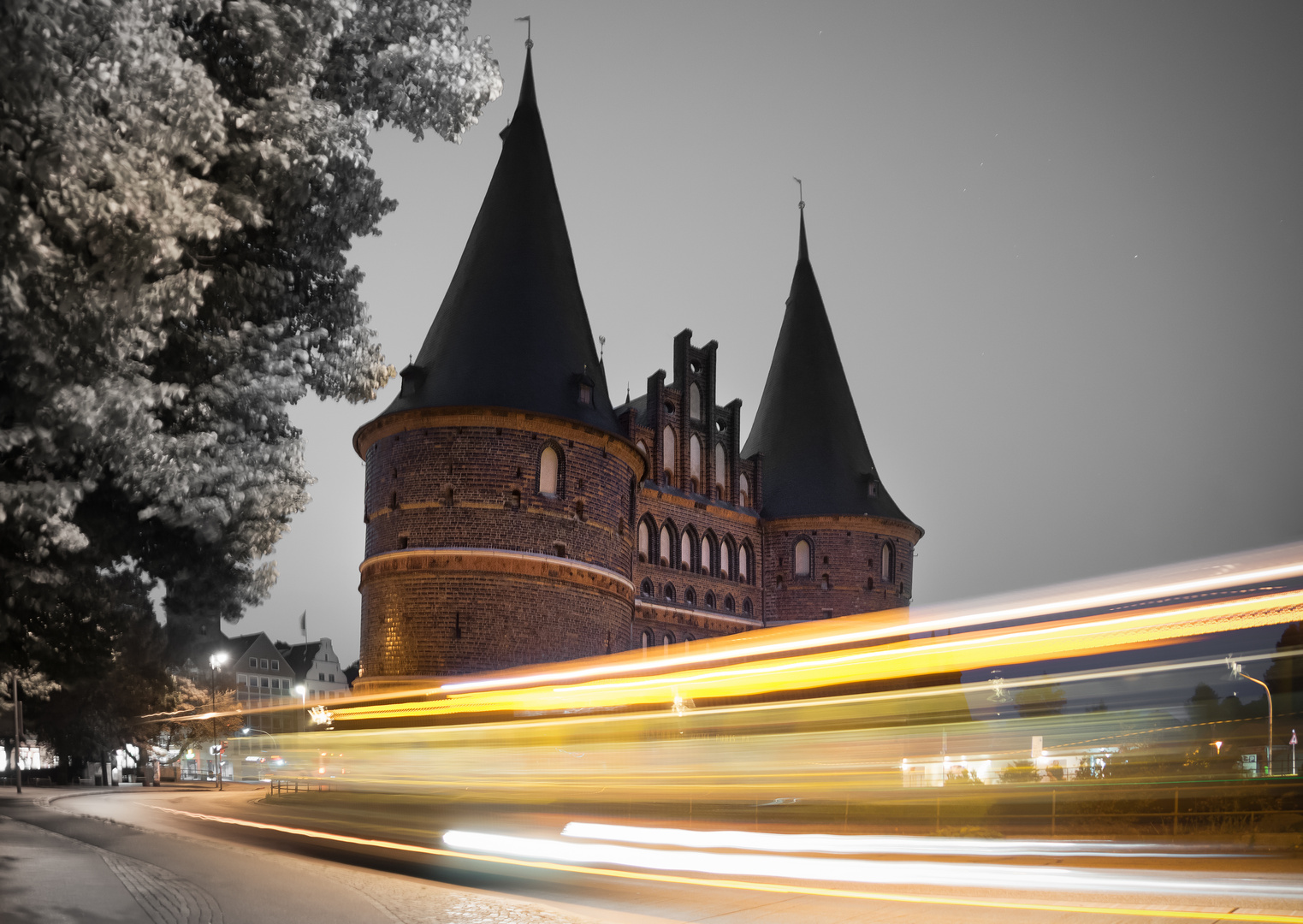 Holstentor bei Nacht