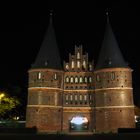 Holstentor bei Nacht