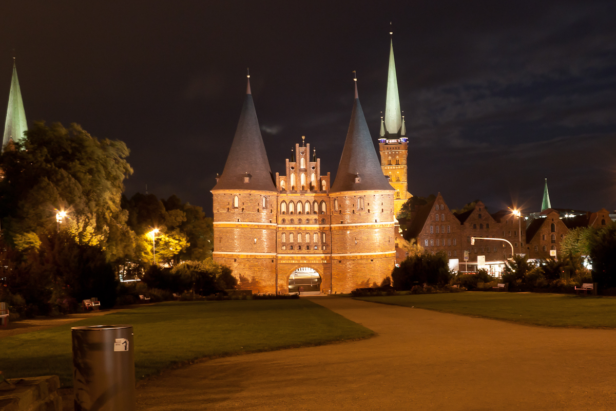 Holstentor bei Nacht