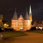 Holstentor bei Nacht