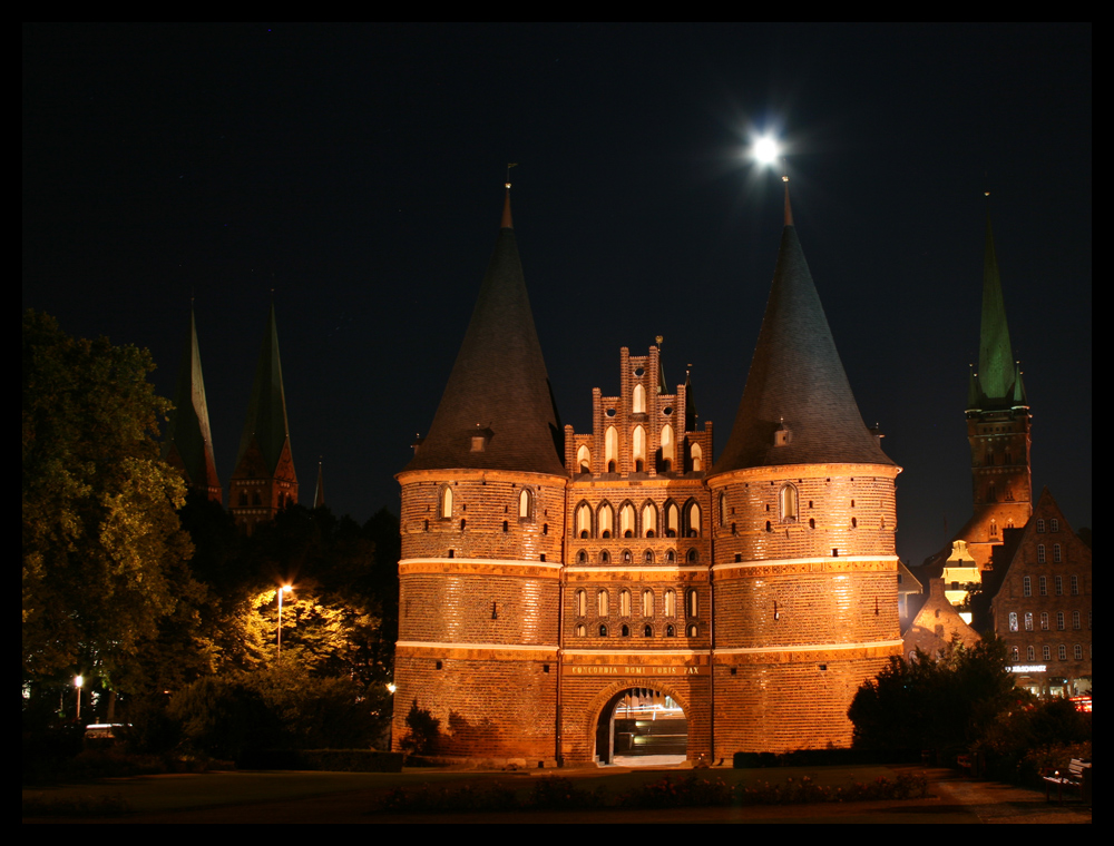 Holstentor bei Nacht