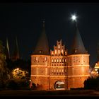 Holstentor bei Nacht