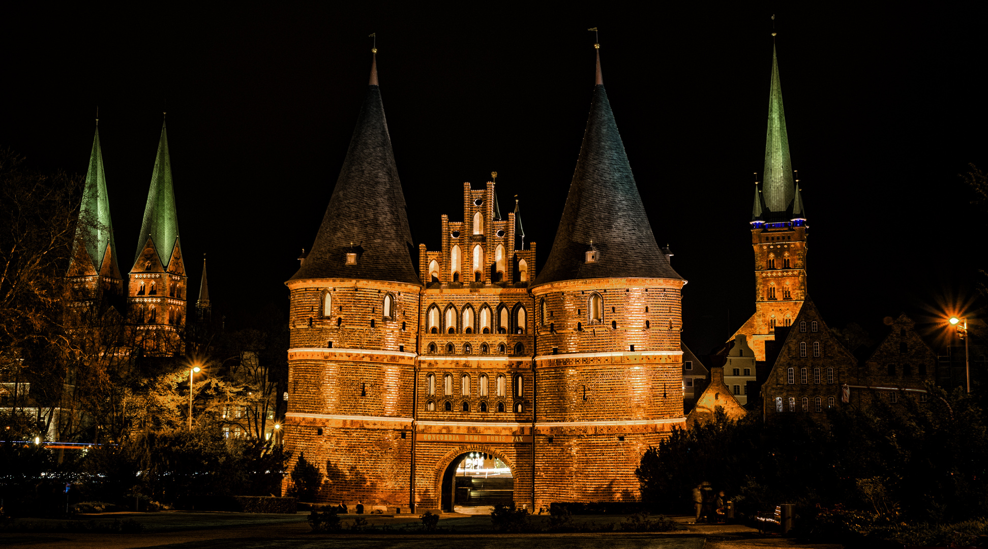 Holstentor bei Nacht