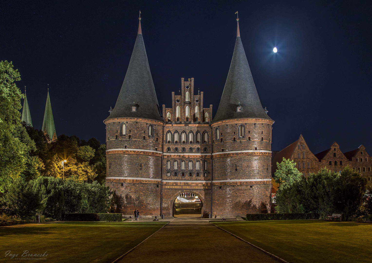 Holstentor bei Nacht