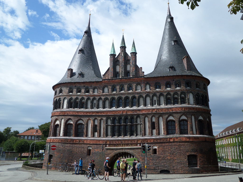 Holstentor (Blick von der Stadt Lübeck raus aus der Stadt)