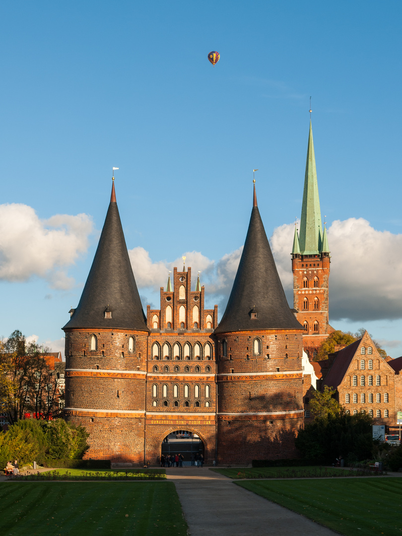 Holstentor im Abendlicht