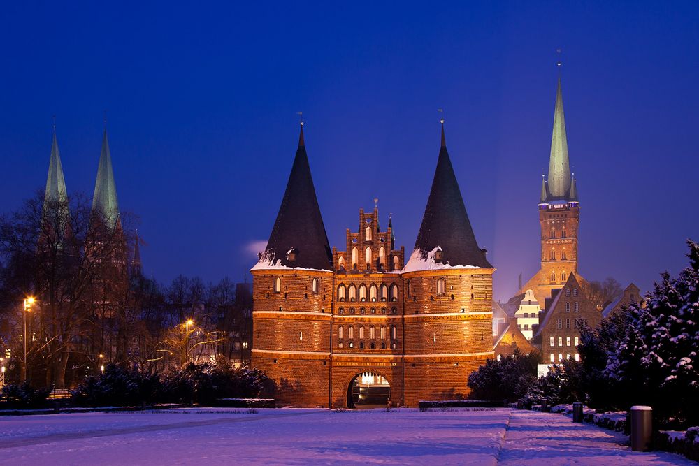 Holstentor Lübeck zur blauen Stunde