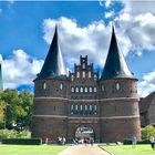 Holstentor mit Grünanlage