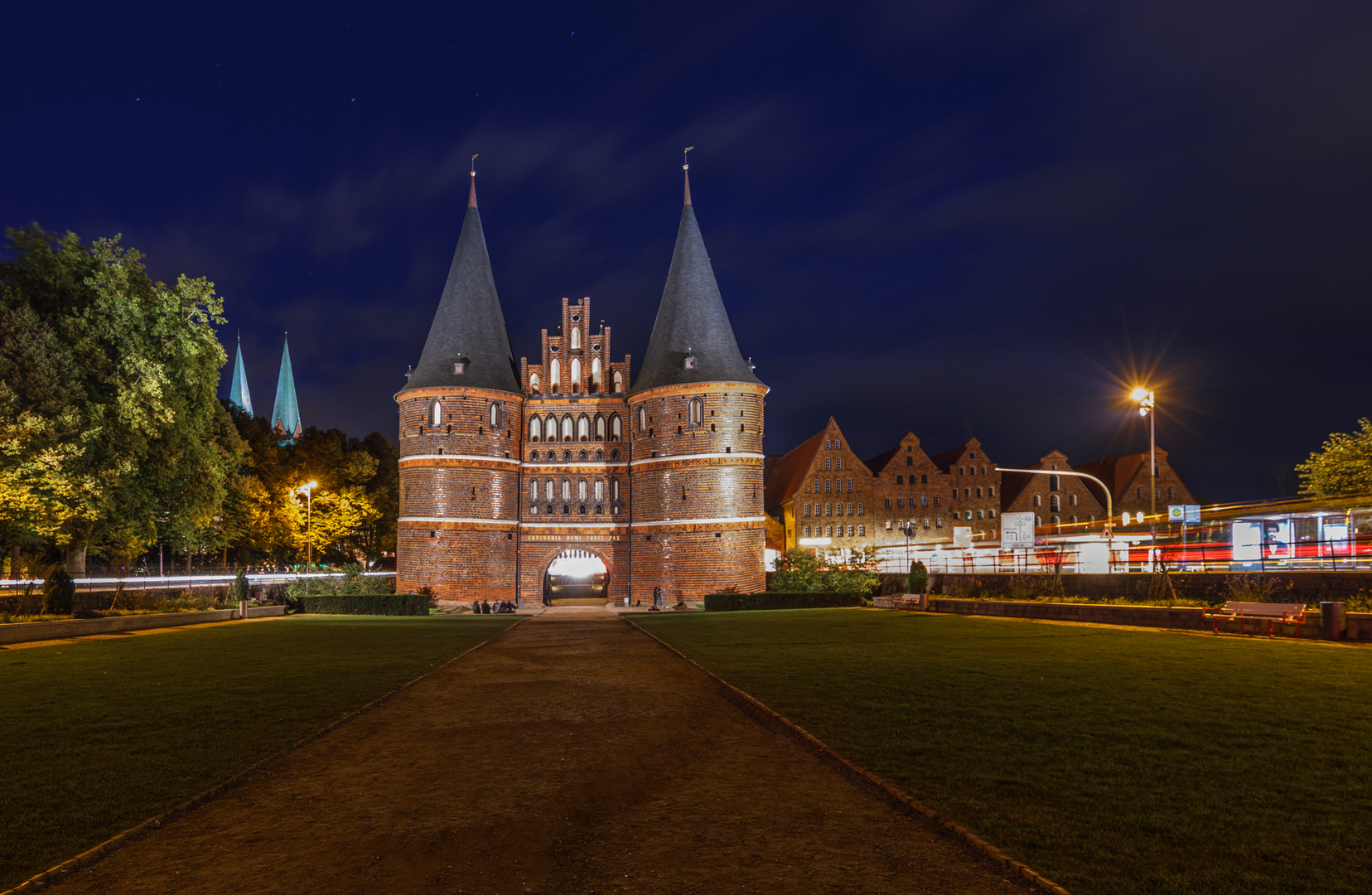 Holstentor mit Salzspeicher