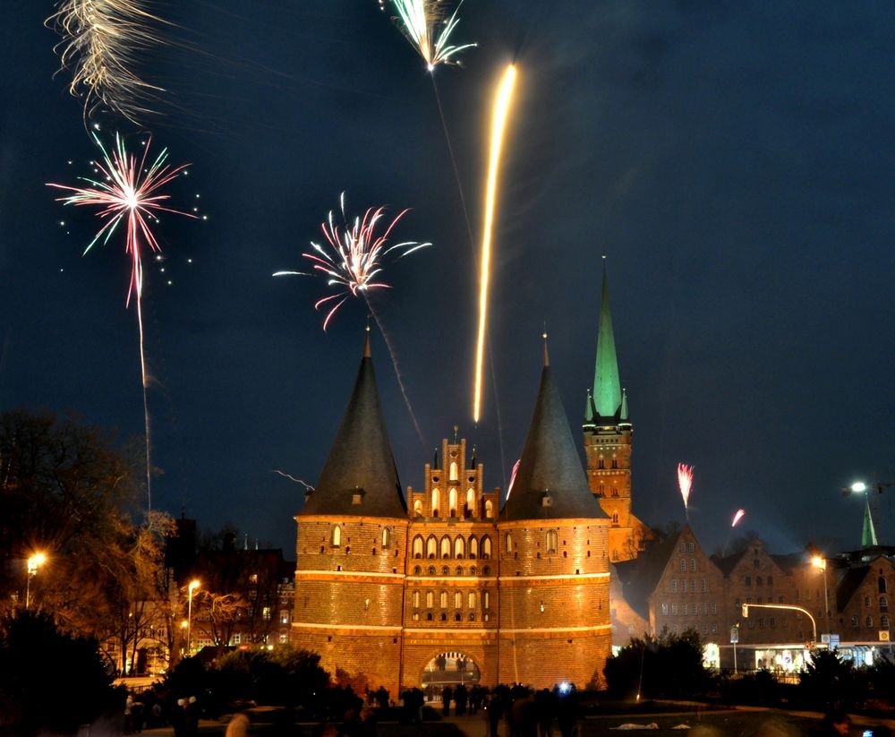 Holstentor unter Beschuss um 0:00 Uhr *Angriff der Killerraketen*