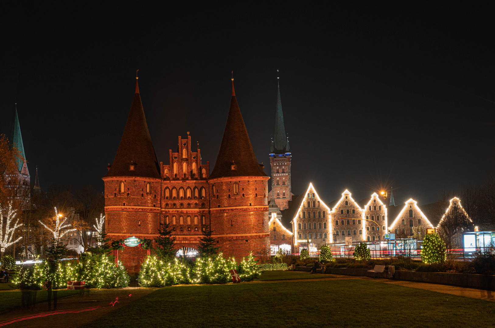 Holstentor weihnachtlich in Lübeck