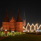 Holstentor weihnachtlich in Lübeck