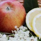 Holunderblüten an Apfel und Zitrone