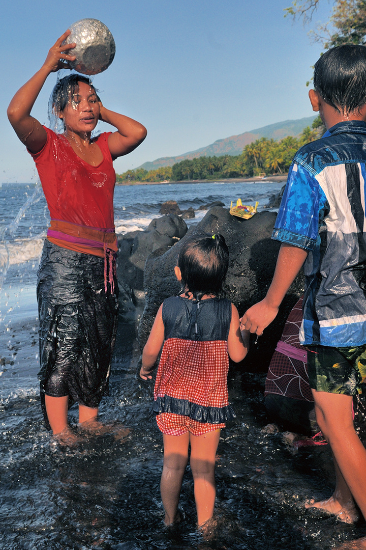 Holy water shower in Ponkok Pura Batu