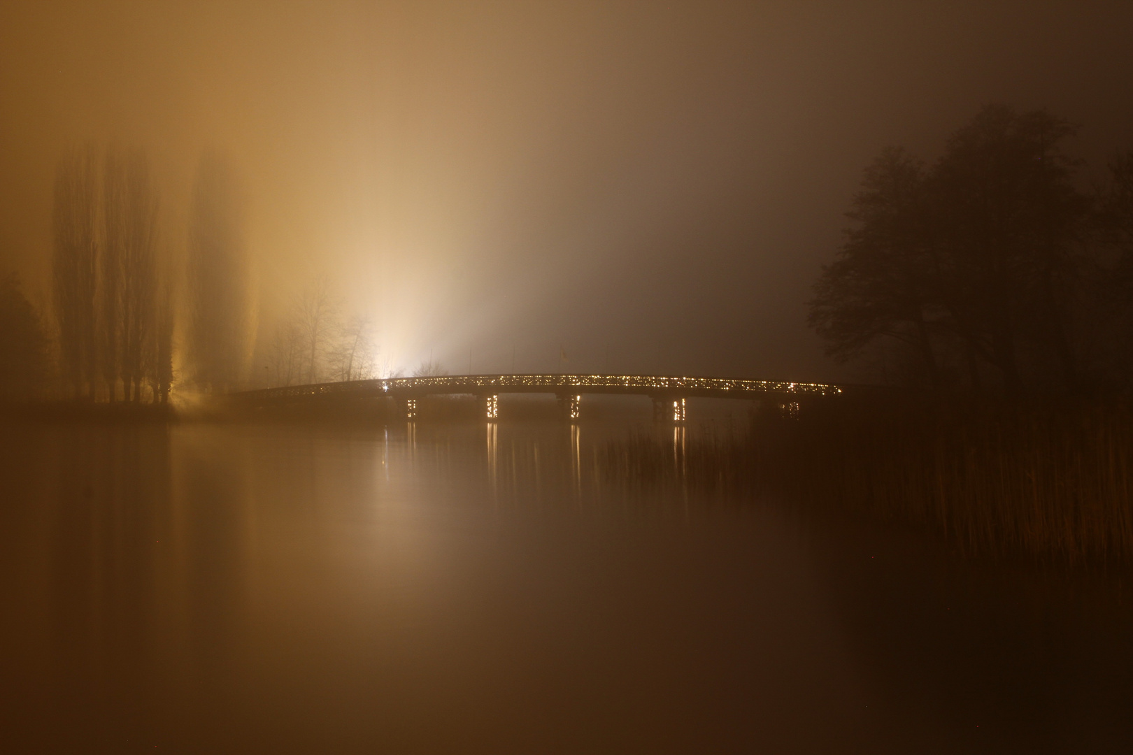 Holz Brücke bei Nacht