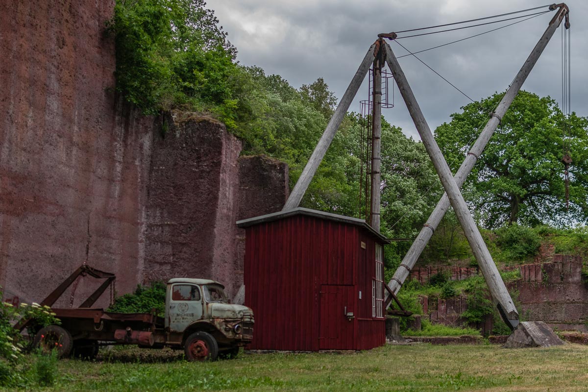 Holz-Derrick-Kran im Steinbruch Michelnau